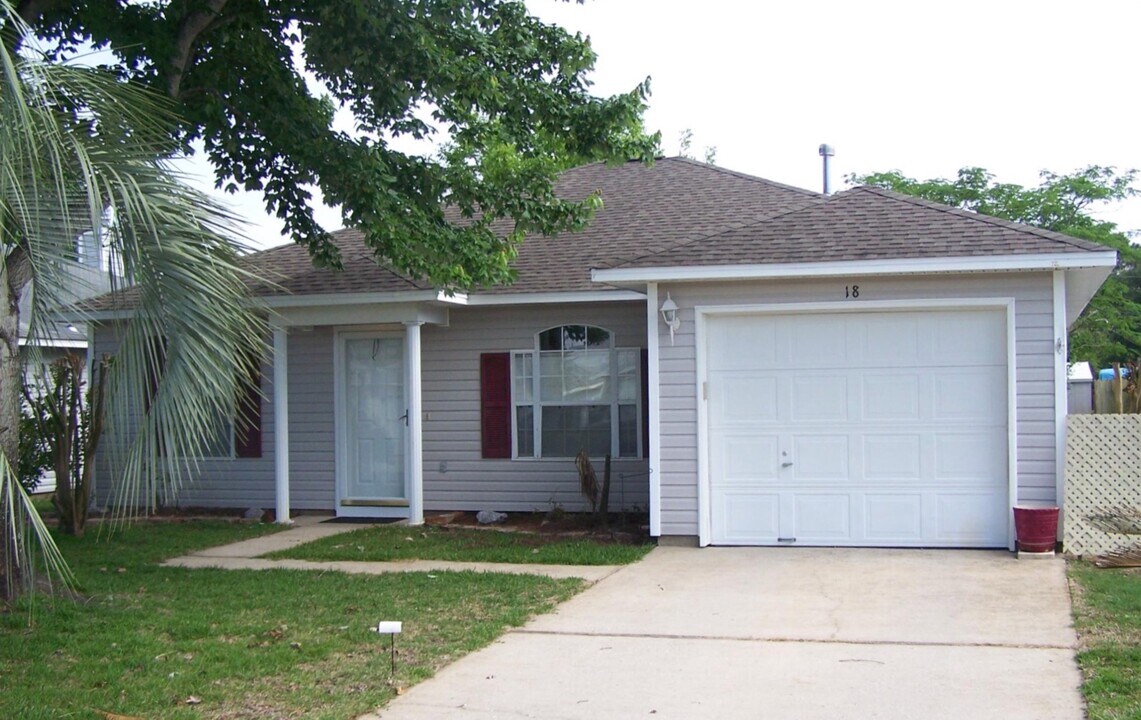 18 Stowe Rd in Mary Esther, FL - Building Photo
