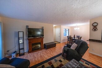 34 Oswego Smt, Unit 34 Oswego Smt in Lake Oswego, OR - Building Photo - Building Photo