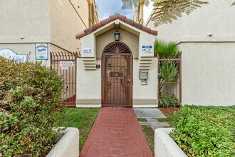 Gardendale Park in Paramount, CA - Foto de edificio - Building Photo