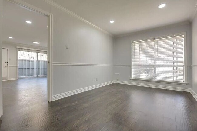7705 Meadow Park Dr in Dallas, TX - Foto de edificio - Building Photo