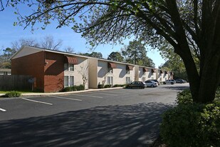 Castlewood Apartments in Valdosta, GA - Building Photo