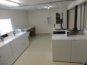 Large 2 bedroom 1 bath with balcony in Rockford, IL - Building Photo - Building Photo