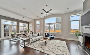711 W Grand Ave, Unit 503 in Chicago, IL - Building Photo - Building Photo