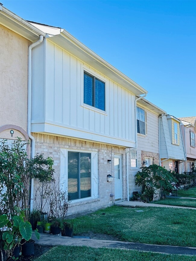 property at 8462 Leawood Blvd