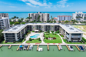 Executive Club in Naples, FL - Foto de edificio - Building Photo