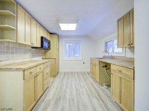 240 Acabonack Rd in Highland Lakes, NJ - Foto de edificio - Building Photo