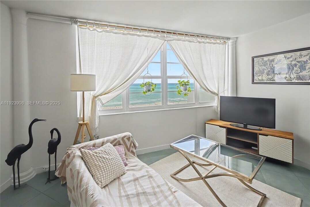 100 Lincoln Rd in Miami Beach, FL - Building Photo