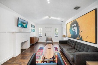 154 NW 45th St in Miami, FL - Foto de edificio - Building Photo