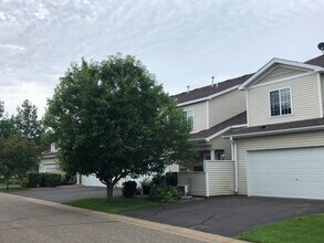 1902 Aster Bay in Hudson, WI - Foto de edificio - Building Photo