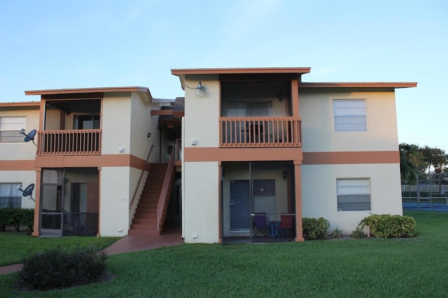 1766 Abbey Rd, Unit 207F in West Palm Beach, FL - Building Photo