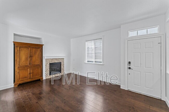 24619 Montevista Cir in Santa Clarita, CA - Building Photo - Building Photo