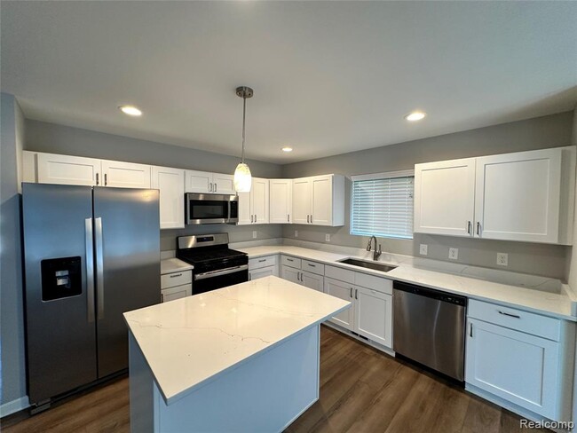 8248 Hugh St in Westland, MI - Building Photo - Building Photo