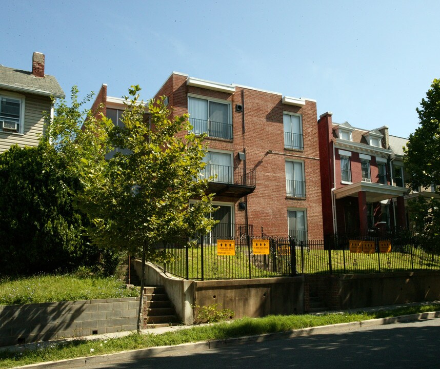 585 Columbia Rd NW in Washington, DC - Building Photo