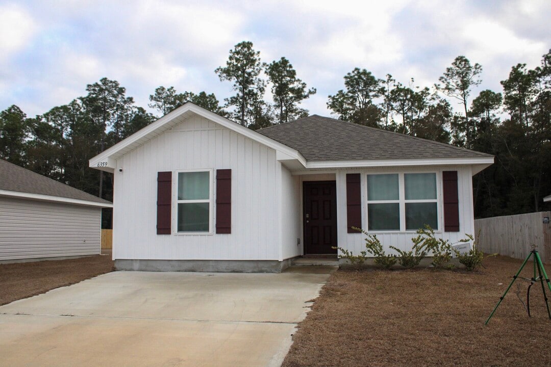 6359 June Bug Dr in Milton, FL - Building Photo