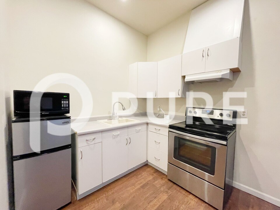 5816 SW Huddleson St in Portland, OR - Building Photo