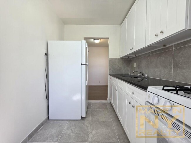 196- 71 69th Ave in Queens, NY - Building Photo - Building Photo
