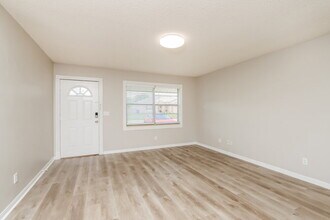 9285 101st Ave in Vero Beach, FL - Foto de edificio - Building Photo