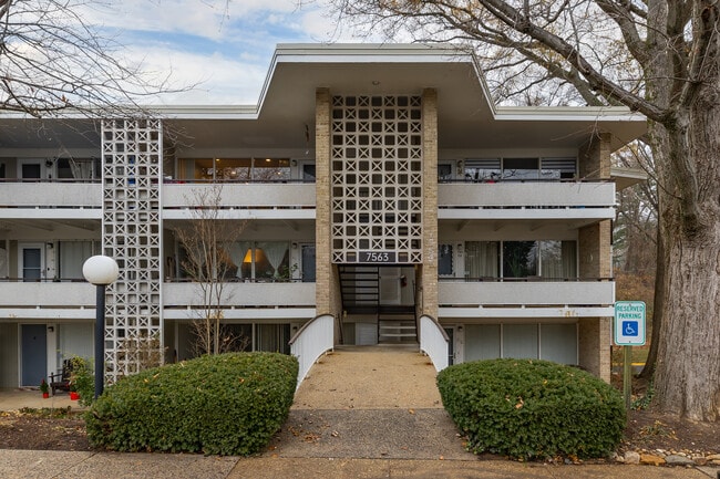 Spring Lake Garden Condomimium in Bethesda, MD - Building Photo - Building Photo