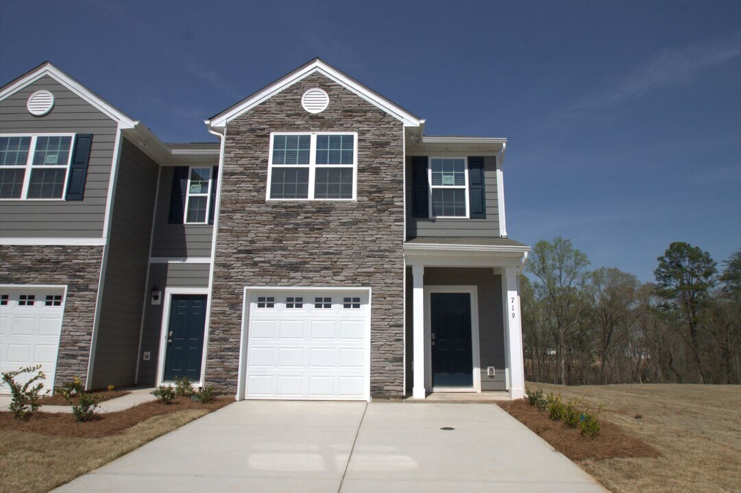 719 Cross Creek Ct in York, SC - Building Photo