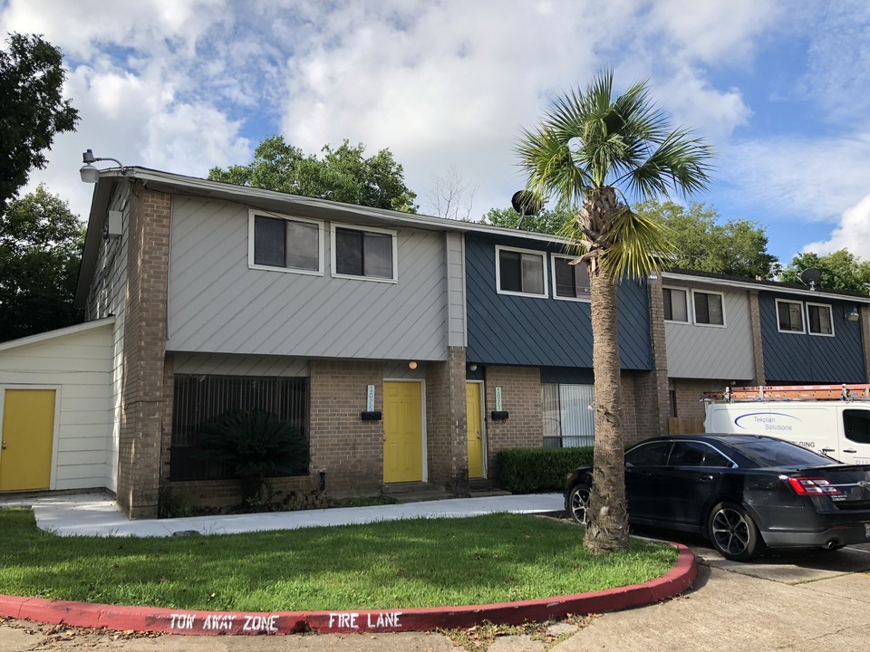 Skylark Townhomes in Pasadena, TX - Building Photo