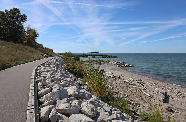 Water's Edge in Euclid, OH - Foto de edificio - Building Photo