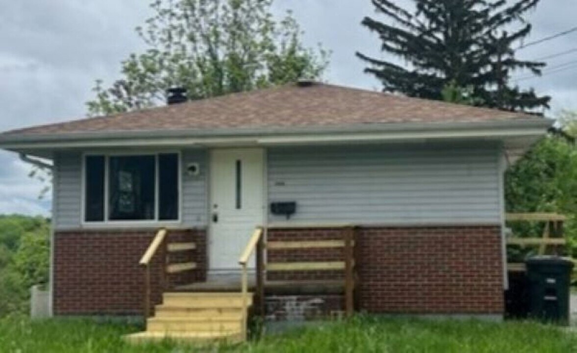 417 Malacca St in Akron, OH - Building Photo