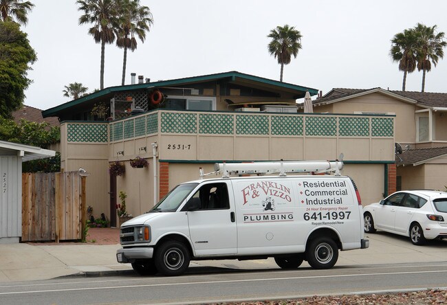 2531-2537 Pierpoint Blvd in Ventura, CA - Foto de edificio - Building Photo