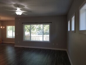 1036 66th St, Unit 1036.5 in Windsor Heights, IA - Building Photo - Building Photo