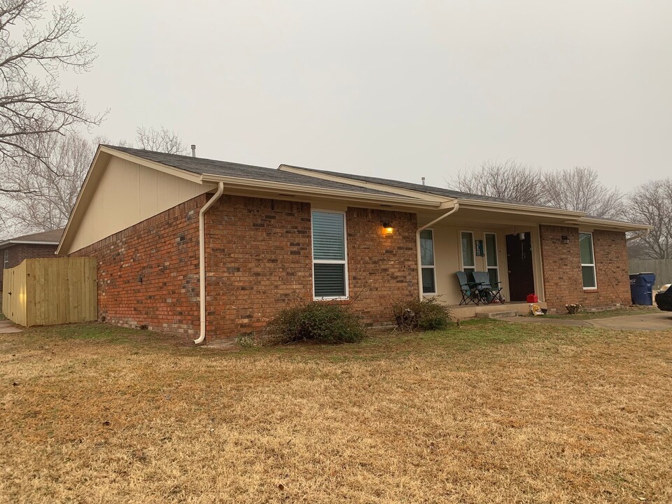 999-999 N 5th St in Noble, OK - Building Photo