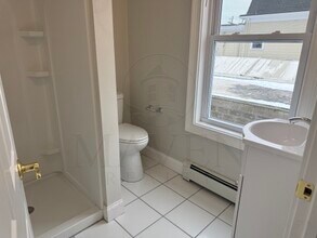 60 Bonair St, Unit 2 in Somerville, MA - Foto de edificio - Building Photo