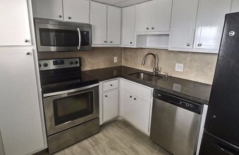 3000 N Palm Aire Dr, Unit 5 in Pompano Beach, FL - Building Photo - Building Photo