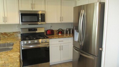 4821 Black Bear Rd in Las Vegas, NV - Building Photo - Building Photo