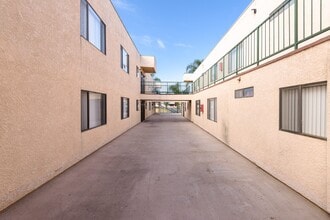 Park Glen in Inglewood, CA - Foto de edificio - Building Photo