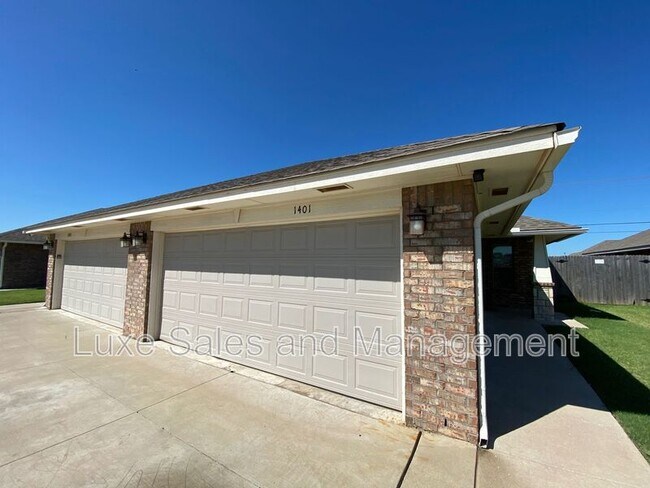 1401 MacAlpine St in Moore, OK - Building Photo - Building Photo