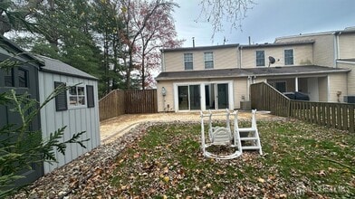 8 Cosgrove Ct in East Brunswick, NJ - Foto de edificio - Building Photo