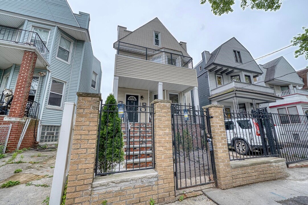 46-48 Wegman Pkwy in Jersey City, NJ - Building Photo