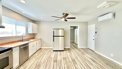 3410 Alta Vista Dr in Fallbrook, CA - Foto de edificio - Building Photo
