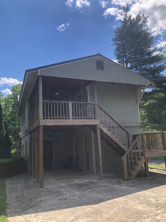 514 Laurel Ave, Unit Guest House in South Pittsburg, TN - Building Photo - Building Photo