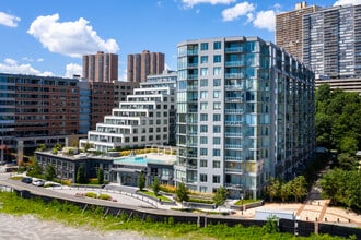 Nine On The Hudson in West New York, NJ - Foto de edificio - Building Photo
