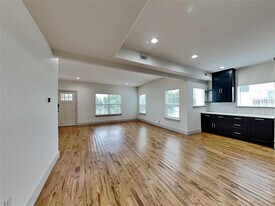 1023 N Madison Ave in Dallas, TX - Building Photo