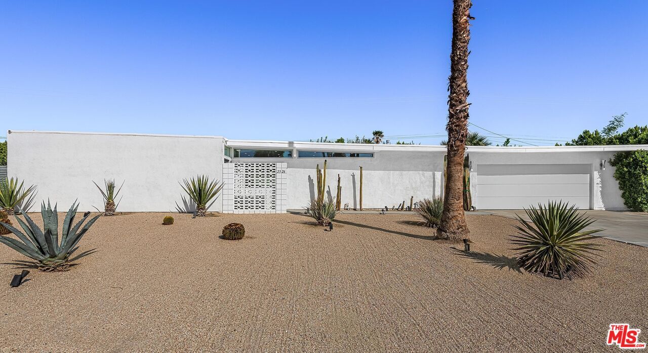 2326 E Finley Rd in Palm Springs, CA - Building Photo