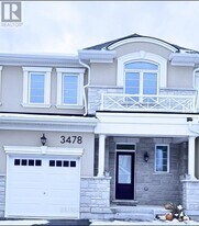 3478 Vernon Powell Dr in Oakville, ON - Building Photo