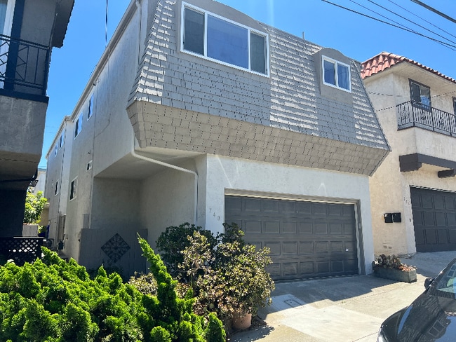 741 Center Pl