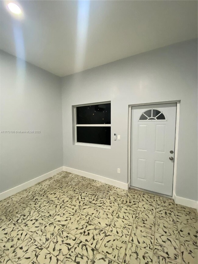 636 SE 5th Pl in Hialeah, FL - Building Photo - Building Photo