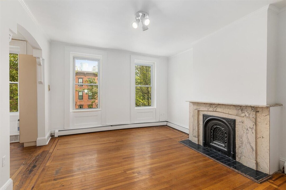 237 Grove St in Jersey City, NJ - Building Photo