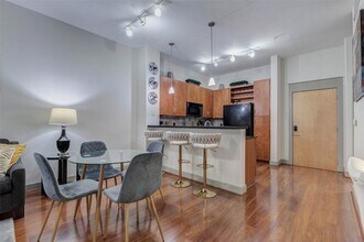 1901 Post Oak Blvd, Unit 1106 in Houston, TX - Foto de edificio - Building Photo