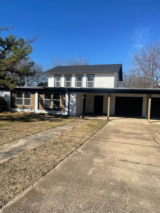 108 S 4th St in Grandview, TX - Foto de edificio