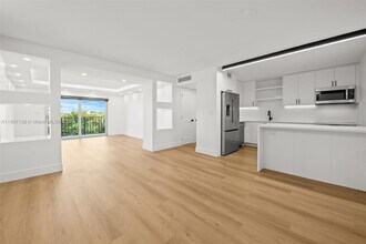 8107 SW 72nd Ave in Miami, FL - Building Photo - Building Photo