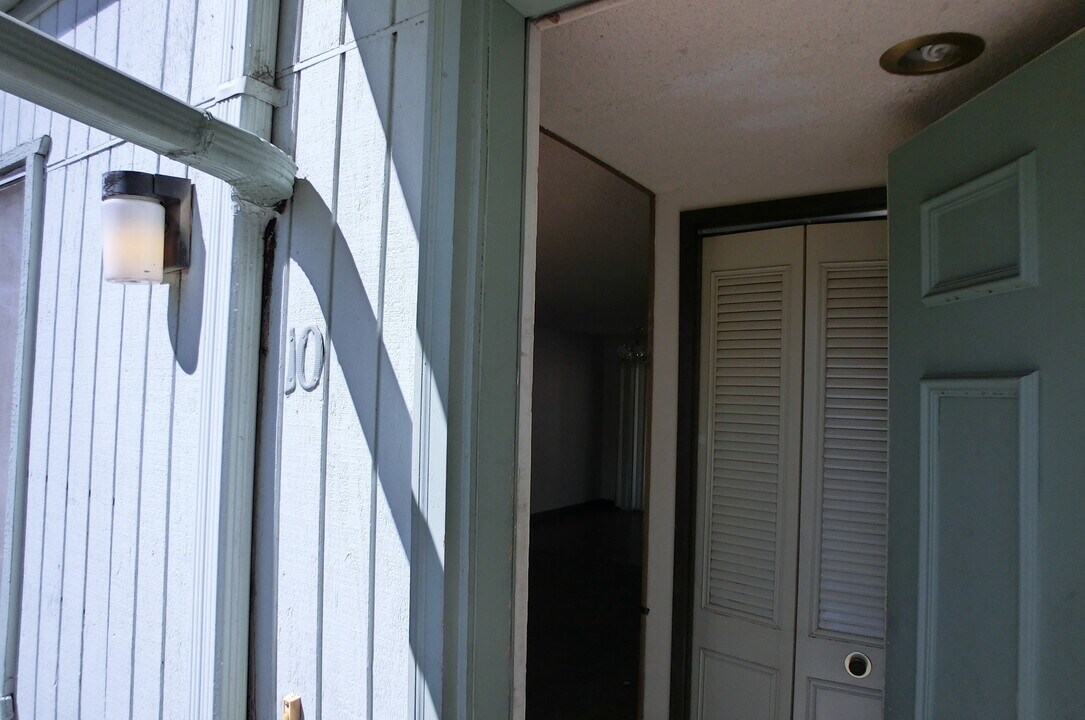 10 NE D St in Grants Pass, OR - Foto de edificio