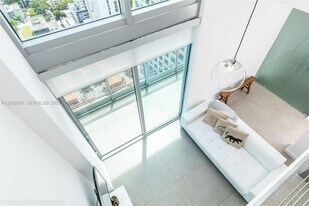 690 SW 1st Ct in Miami, FL - Building Photo